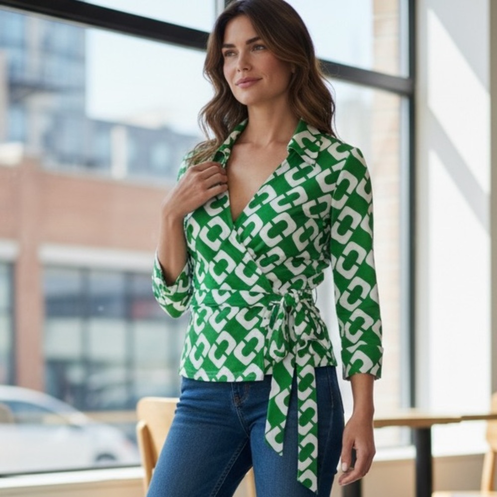 Diane von Furstenberg Vintage Wrap Blouse Green & White Chain Link Print Sz 6